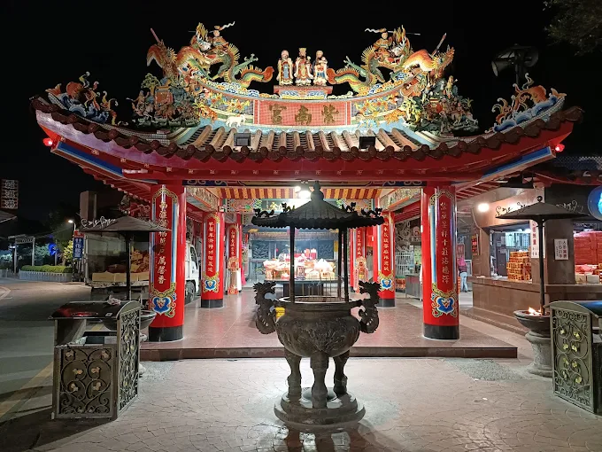 南投竹山紫南宮夜景，香火鼎盛的土地公廟