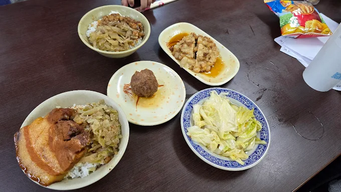 高雄南豐魯肉飯內用餐點,滷肉飯、獅子頭與小菜