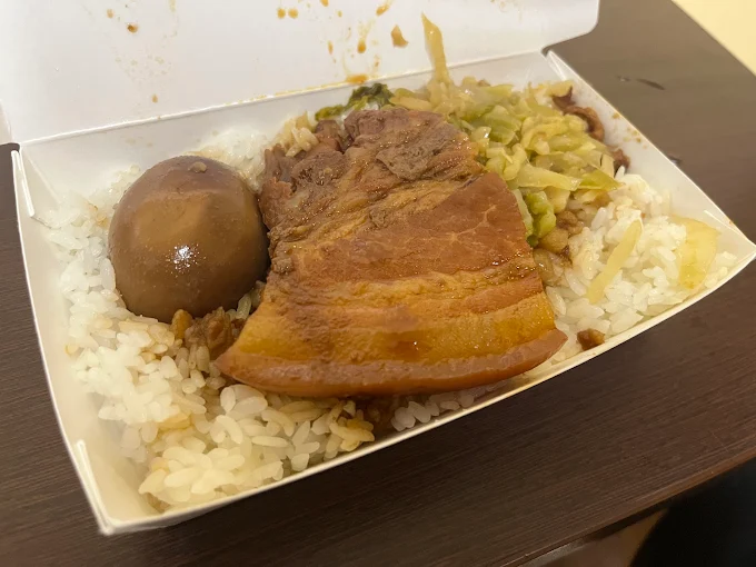 高雄南豐魯肉飯外帶便當滷蛋與滷白菜