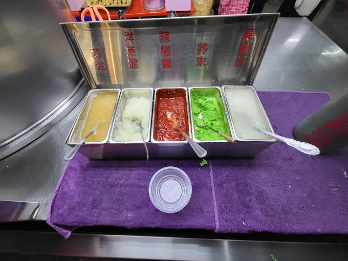 苓雅市場臭豆腐醬料檯擺設